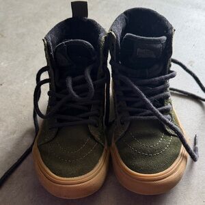 Boys vans MTE size 13.5 in great condition